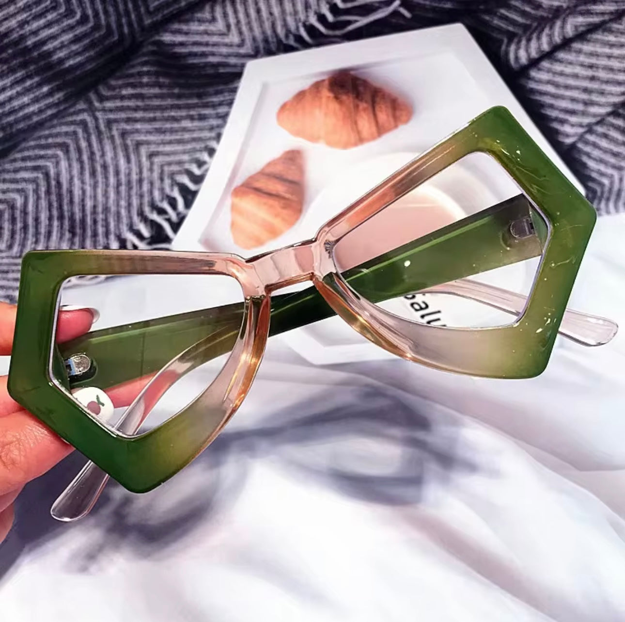 Bold Rhombic Thick-Frame Eyeglasses – Trendy European Cut, Blue-Light Friendly