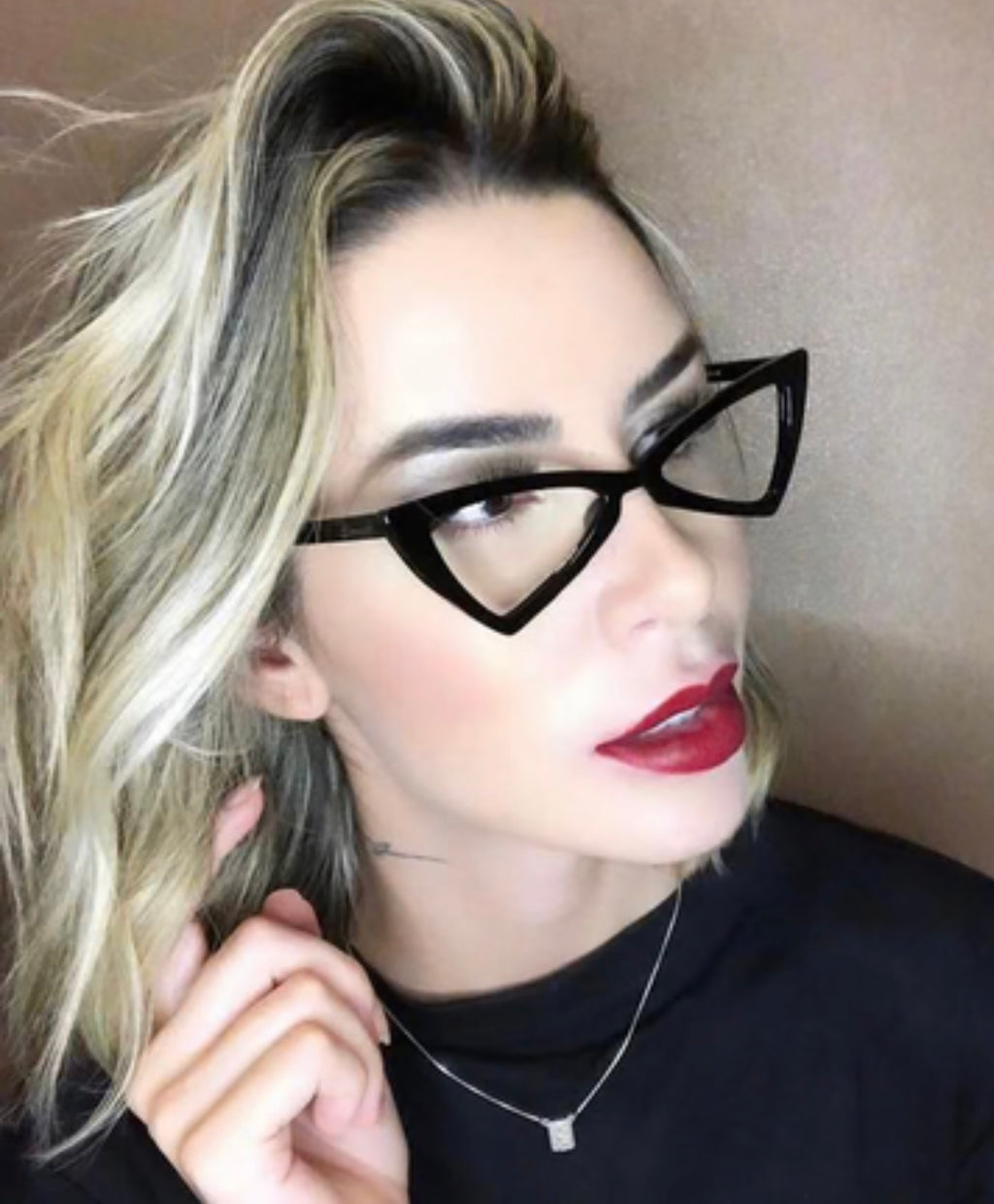 Sleek Retro Cat-Eye Glasses – Black